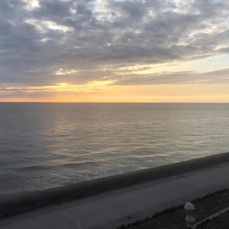 Town Center Large 2 Bedroom Apartment- Sleeps Up To 6 - Dogs Welcome - 2 Minutes From Train Station Blackpool Luaran gambar