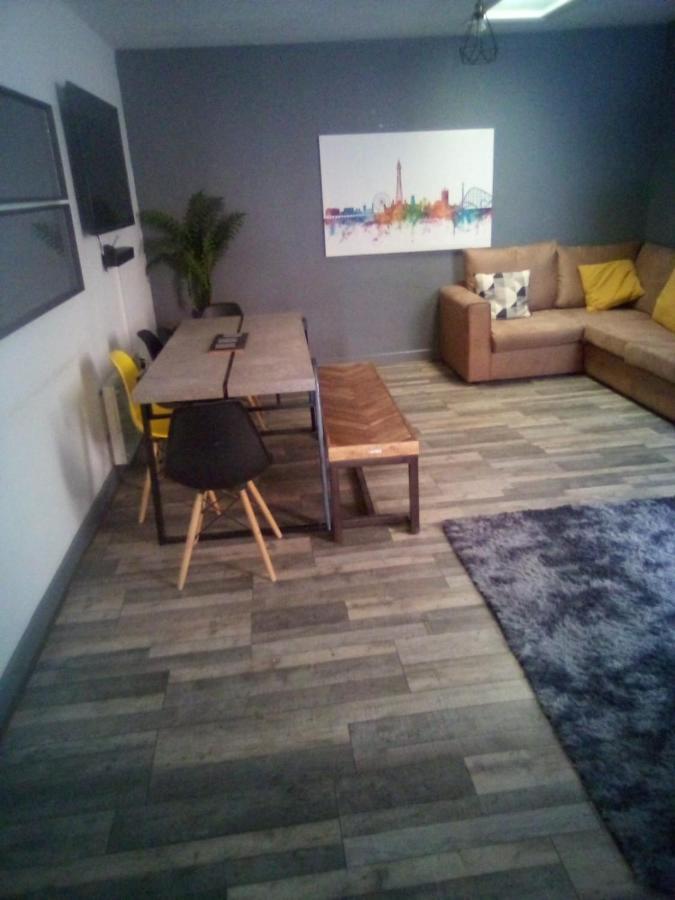 Town Center Large 2 Bedroom Apartment- Sleeps Up To 6 - Dogs Welcome - 2 Minutes From Train Station Blackpool Luaran gambar